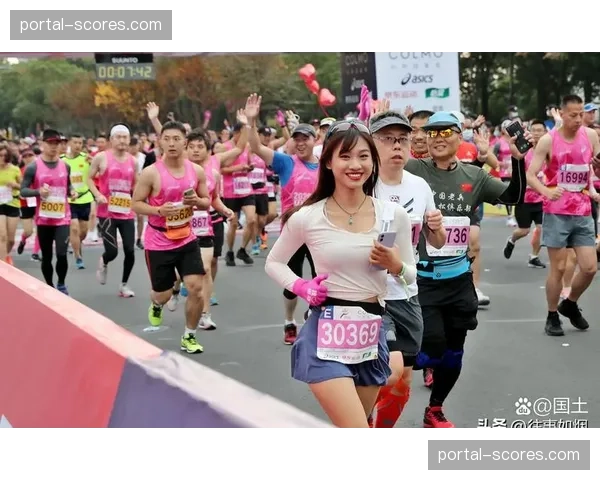 现场：波士顿马拉松赛道上，82岁高龄跑者完成个人第60次波马参赛