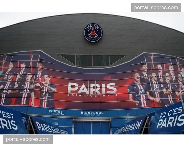 雨战！王子公园球场草皮积水，一定程度影响比赛节奏